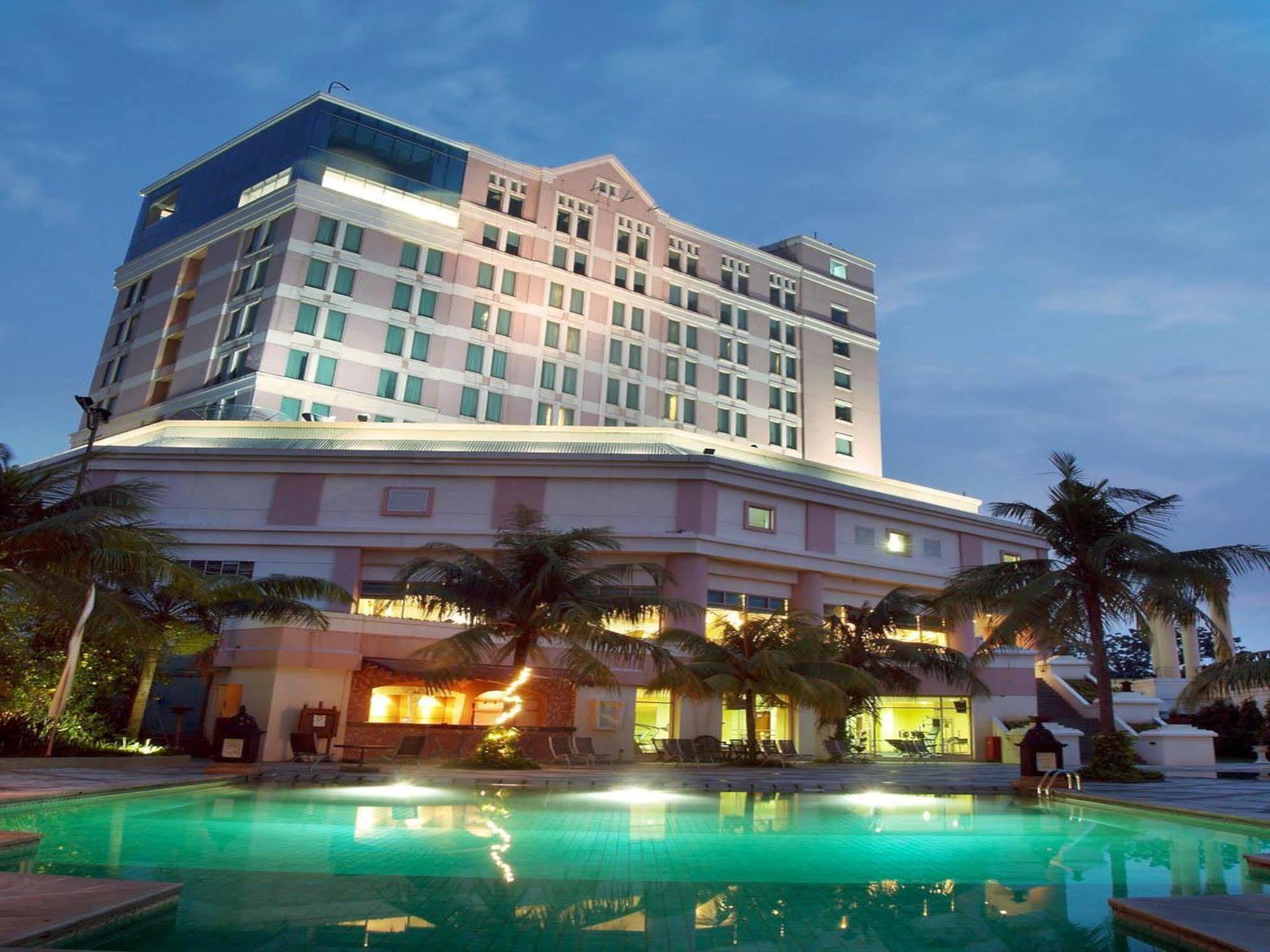 Grand Candi Hotel Семаранг Екстериор снимка