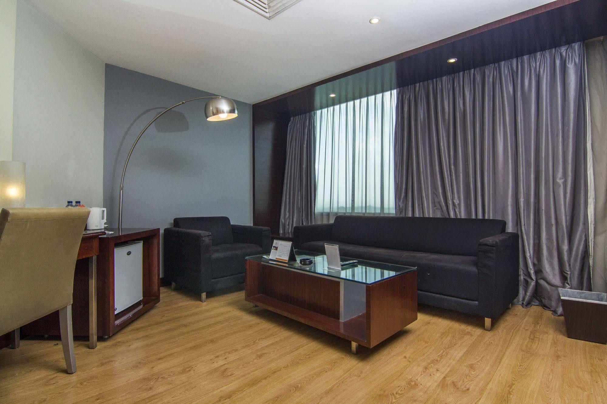 Grand Candi Hotel Семаранг Екстериор снимка