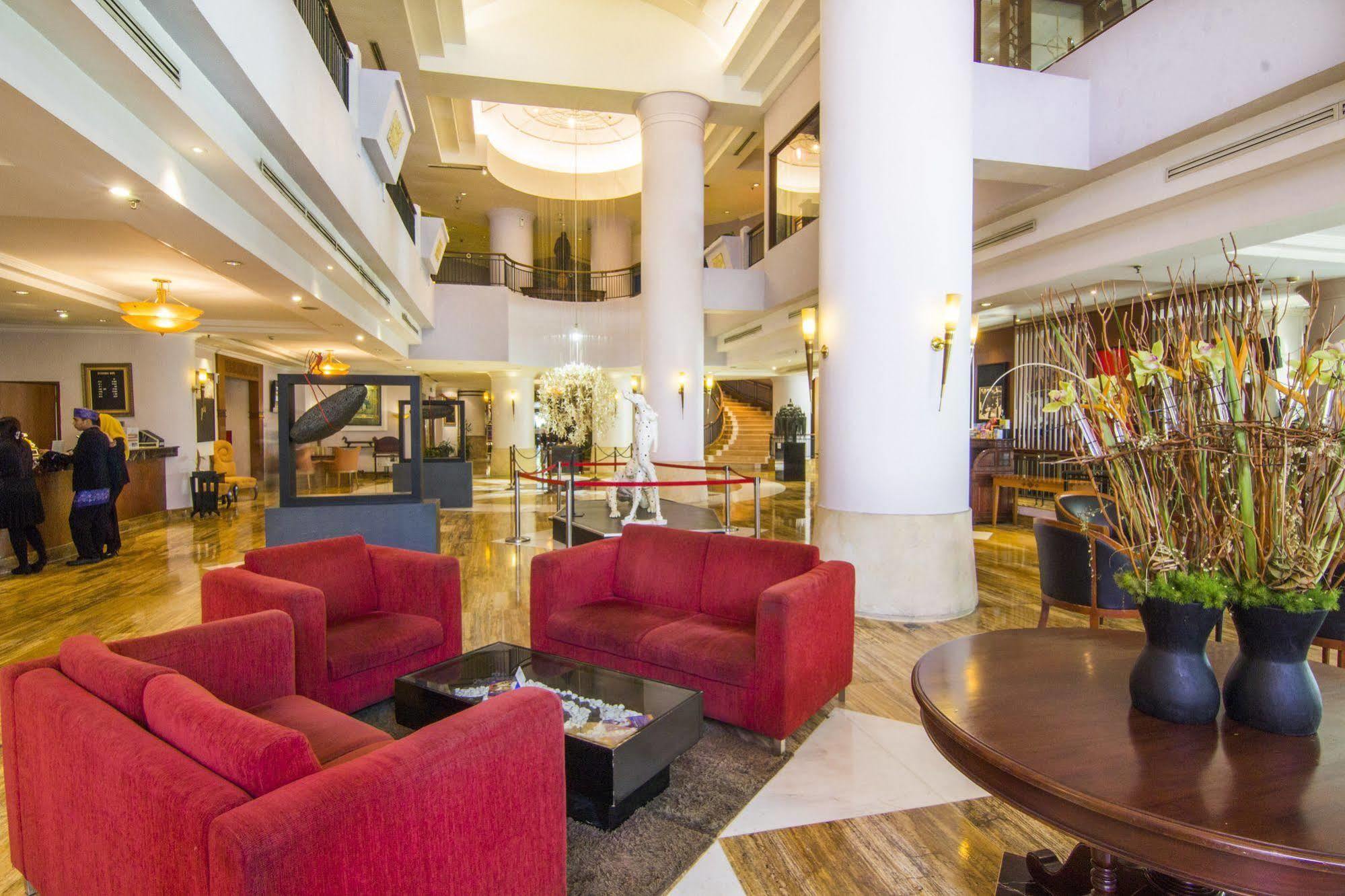 Grand Candi Hotel Семаранг Екстериор снимка